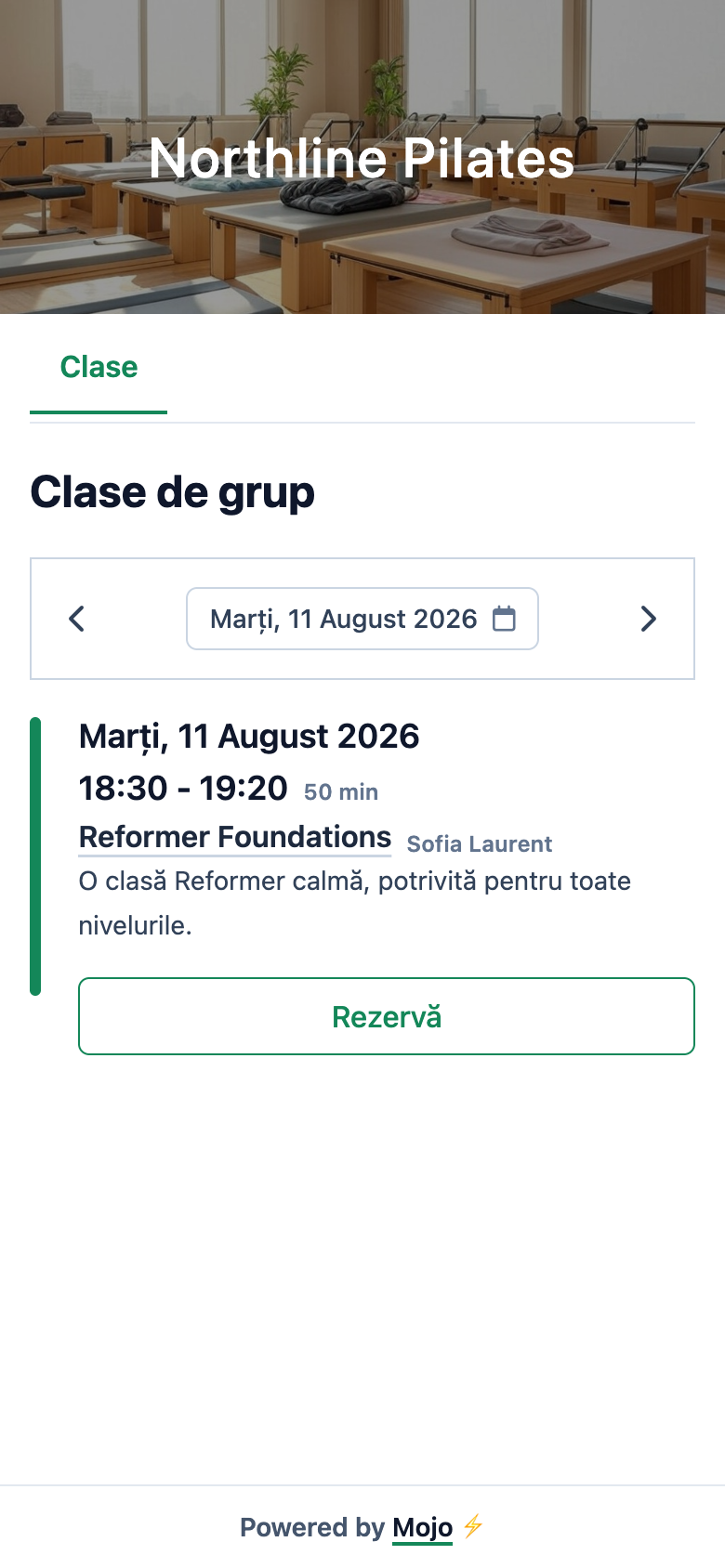 O clientă alege o clasă de Reformer din pagina mobilă de rezervări Mojo